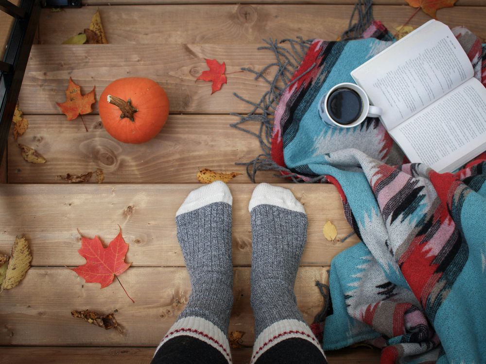 Hygge (čti „hju-gah“) je o tom vytvořit si v životě malé okamžiky pohody. Je to stav, kdy se cítíte bezpečně, v teple a šťastně. Alex Geerts, Unsplash