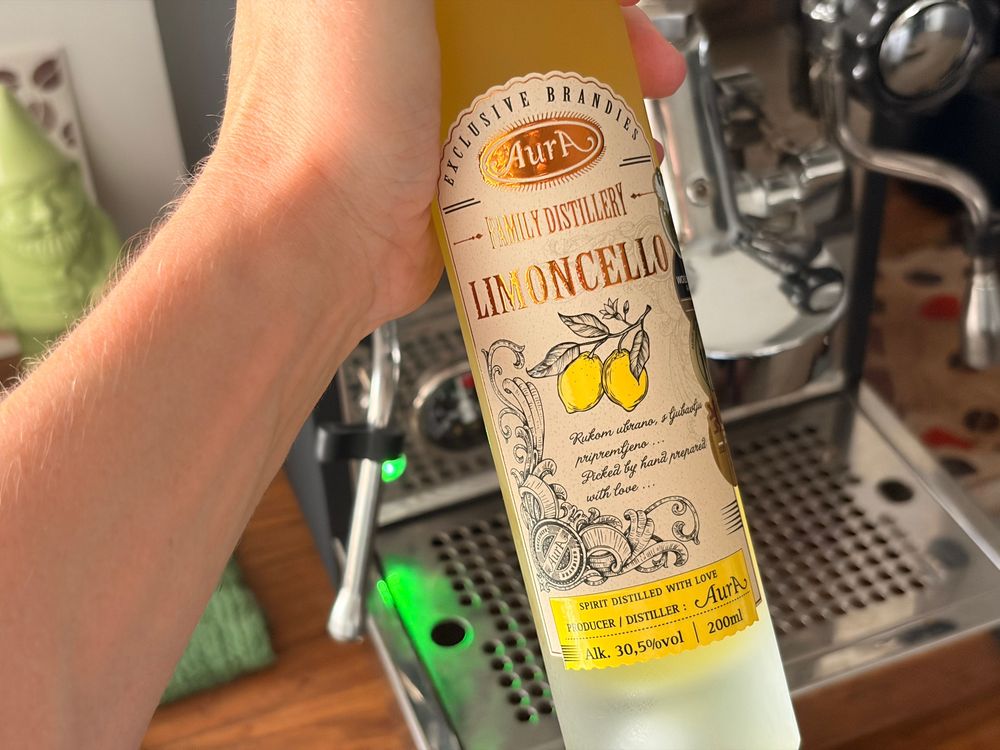 Do kafe nic kromě kafe nepatří. Výjimku jedinou uznanou má ale limoncello.
