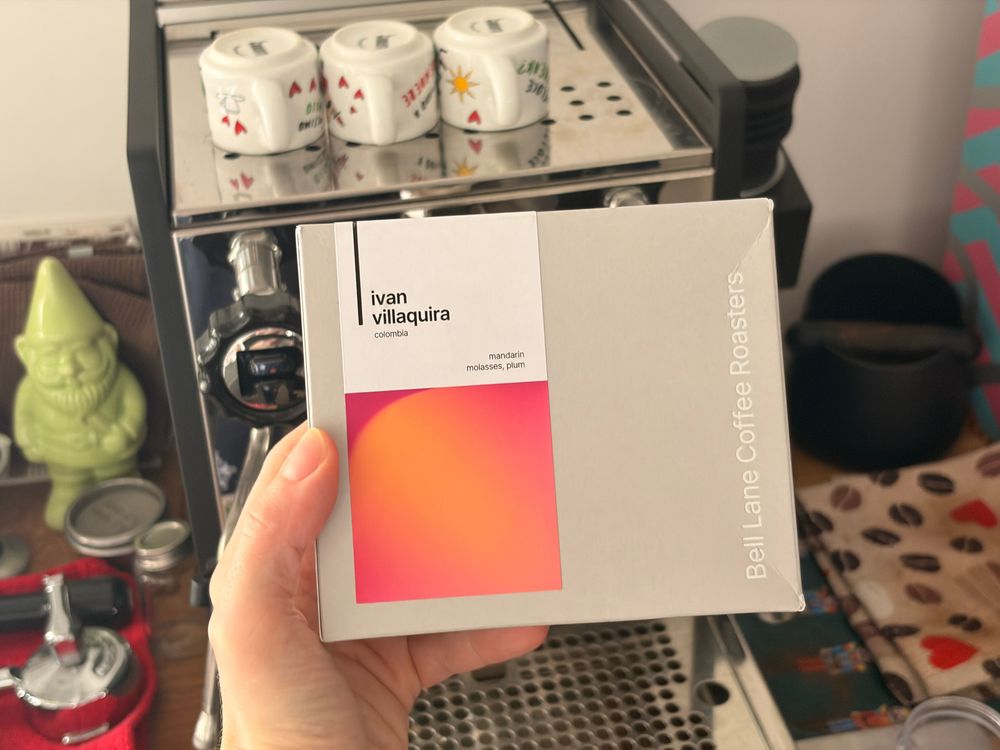 Výrazná kyselost a ovocné tóny dělají z každého doušku opravdový zážitek, přičemž zachovávají čistotu a preciznost díky pečlivé metodě zpracování.