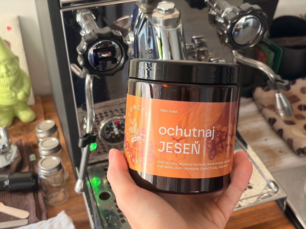 Santa Barbara je fascinující káva s komplexní strukturou a výraznými ovocnými tóny. Ideální je jak na espresso, tak i pro přípravu filtrované kávy, kde rozvíjí svou šťavnatost a vrstvenost. 