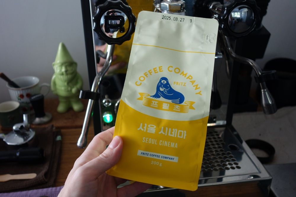 Seoul Cinema představuje vyváženou blend, který je nejen univerzální, ale i velmi chutný. Jeho plná sladkost, svěží kyselost a ovocné nuance ho řadí mezi mé oblíbené svetlejší roastované kávy. 