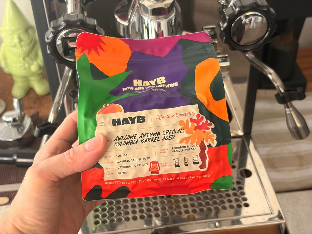 Dozvuk je dlouhý a teplý, s příjemnými dřevitými nuancemi a lehkým nádechem karamelu, které doplňují celkovou hlubokost a vrstevnatost kávy.