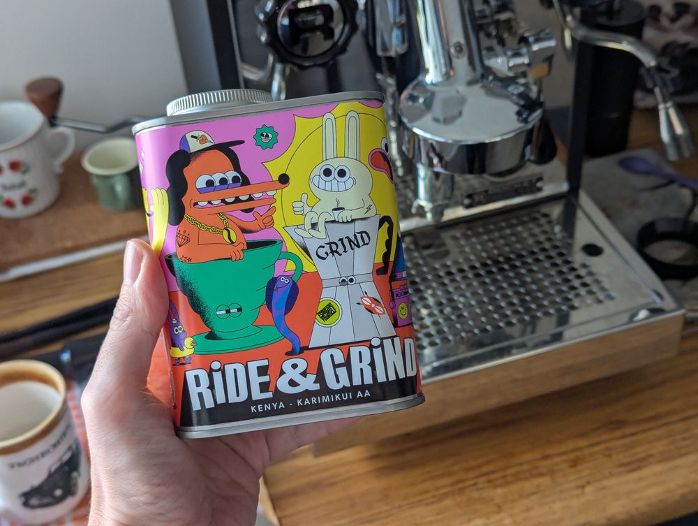 Originální plechovka od Ride & Grind okamžitě upoutá svým hravým designem plným barev a veselých ilustrací. Kombinace kreativity a praktičnosti dělá z tohoto balení skvělý doplněk kávové poličky i stylový dárek.