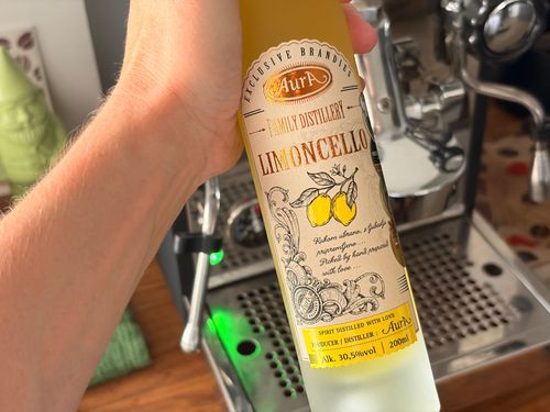 Do kafe nic kromě kafe nepatří. Výjimku jedinou uznanou má ale limoncello.