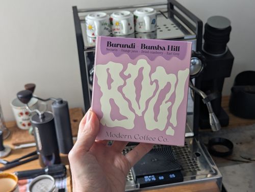 Místo svěží ovocné Burundi jsem dostal čokoládovější, hutnější kávu, která spíš připomínala espresso směs. 
