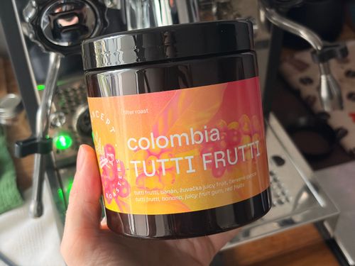 Tutti Frutti je živá, hravá a komplexní káva, která si získá milovníky ovocných kyselostí. 