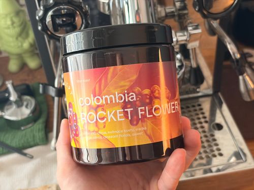 Vzato je Rocket Flower lehká, svěží káva, která se hodí na léto nebo do ranního osvěžení, ale nevytváří hlubší dojem nebo výrazné chuťové vrstvy.