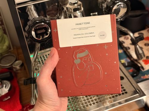 Tato limitovaná vánoční káva je perfektní volbou pro milovníky sladších a aromatických káv s ovocnými a kořenitými nuancemi. 