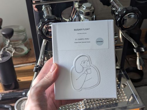 V chuti se objevují výrazné tóny malin a ostružin, s hladkou karamelovou texturou a lehkým nádechem kakaa.
