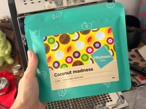 Coconut Madness od Fiftybeans je káva, která zaujme nejen svým jedinečným aromatem a chutí, ale také precizní a pečlivou výrobou.