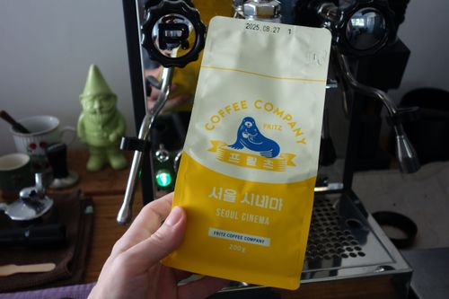 Seoul Cinema představuje vyváženou blend, který je nejen univerzální, ale i velmi chutný. Jeho plná sladkost, svěží kyselost a ovocné nuance ho řadí mezi mé oblíbené svetlejší roastované kávy. 