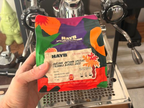 Dozvuk je dlouhý a teplý, s příjemnými dřevitými nuancemi a lehkým nádechem karamelu, které doplňují celkovou hlubokost a vrstevnatost kávy.