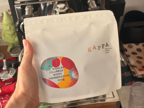 Los Nogales nabízí nejen sladké, ovocné prvky, ale i strukturální hloubku díky precizní fermentaci a pečlivému zpracování. Potěší každého fanouška svěžích a výrazných káv. 