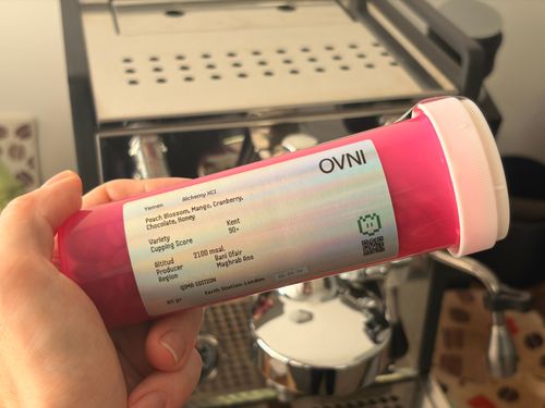 Velmi zajímavé provedení obalu a zajímavě chutná káva se správnou kyselostí a ovocností. Stálo to za osm stovek? Pokud bych měl hodnotit čistě kafe, spíše ne.